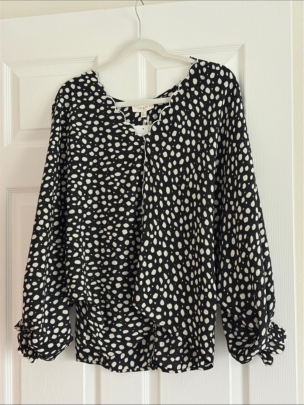 Umgee Black and White Dot Scalloped V-Neck Blouse